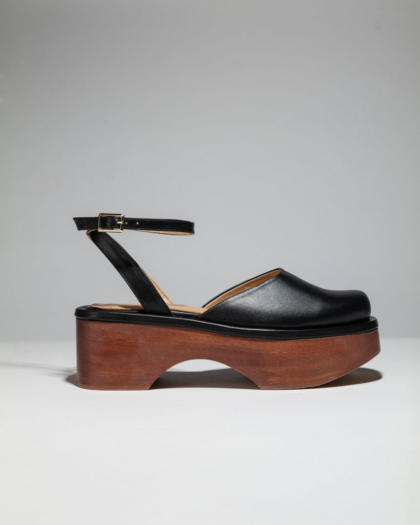 REI STRAPPY CLOGS Black - LAX