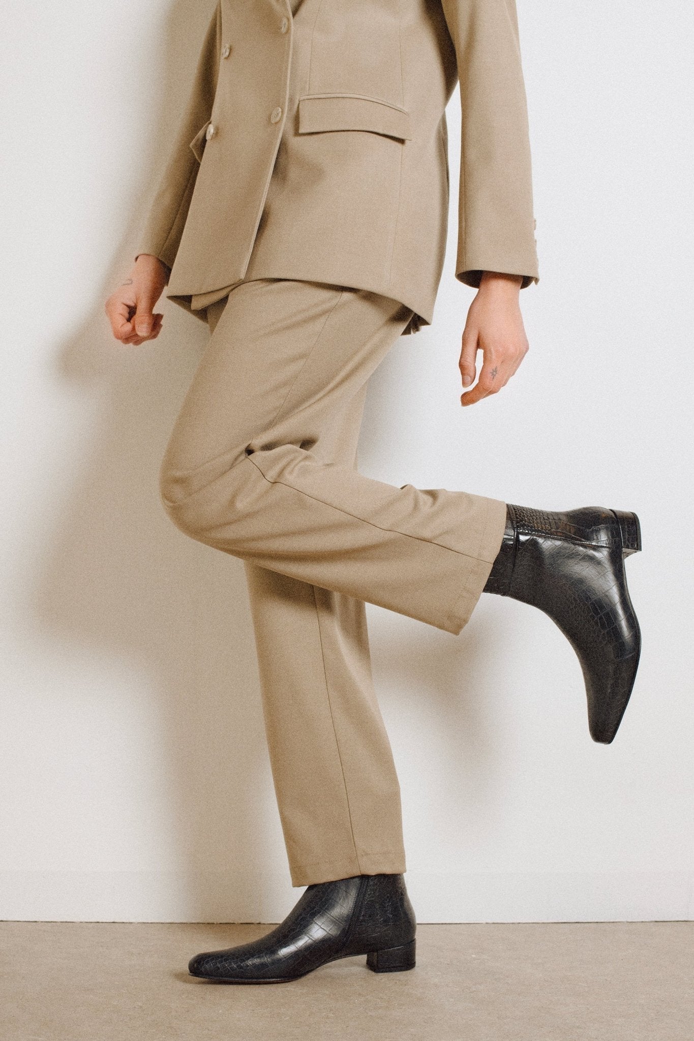 ROBERT Flat Black Croc - LAX